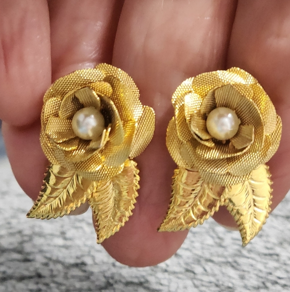 Vintage Gold Tone Mesh Rose Clip On Earrings Pearl Center